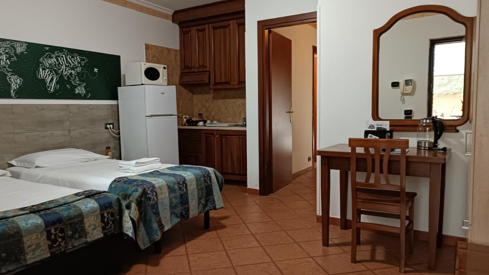 Euro House Inn Airport Ф'юмічіно Екстер'єр фото