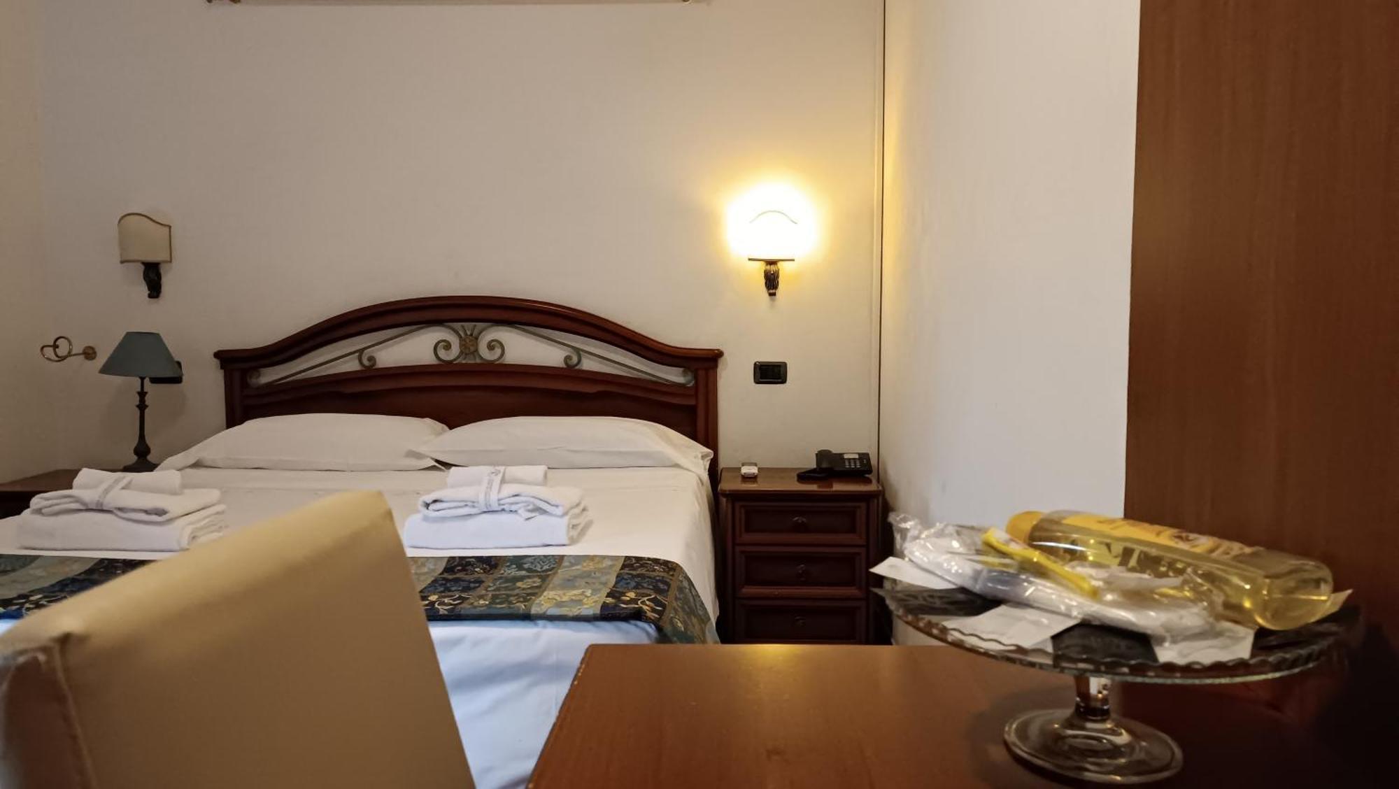 Euro House Inn Airport Ф'юмічіно Екстер'єр фото