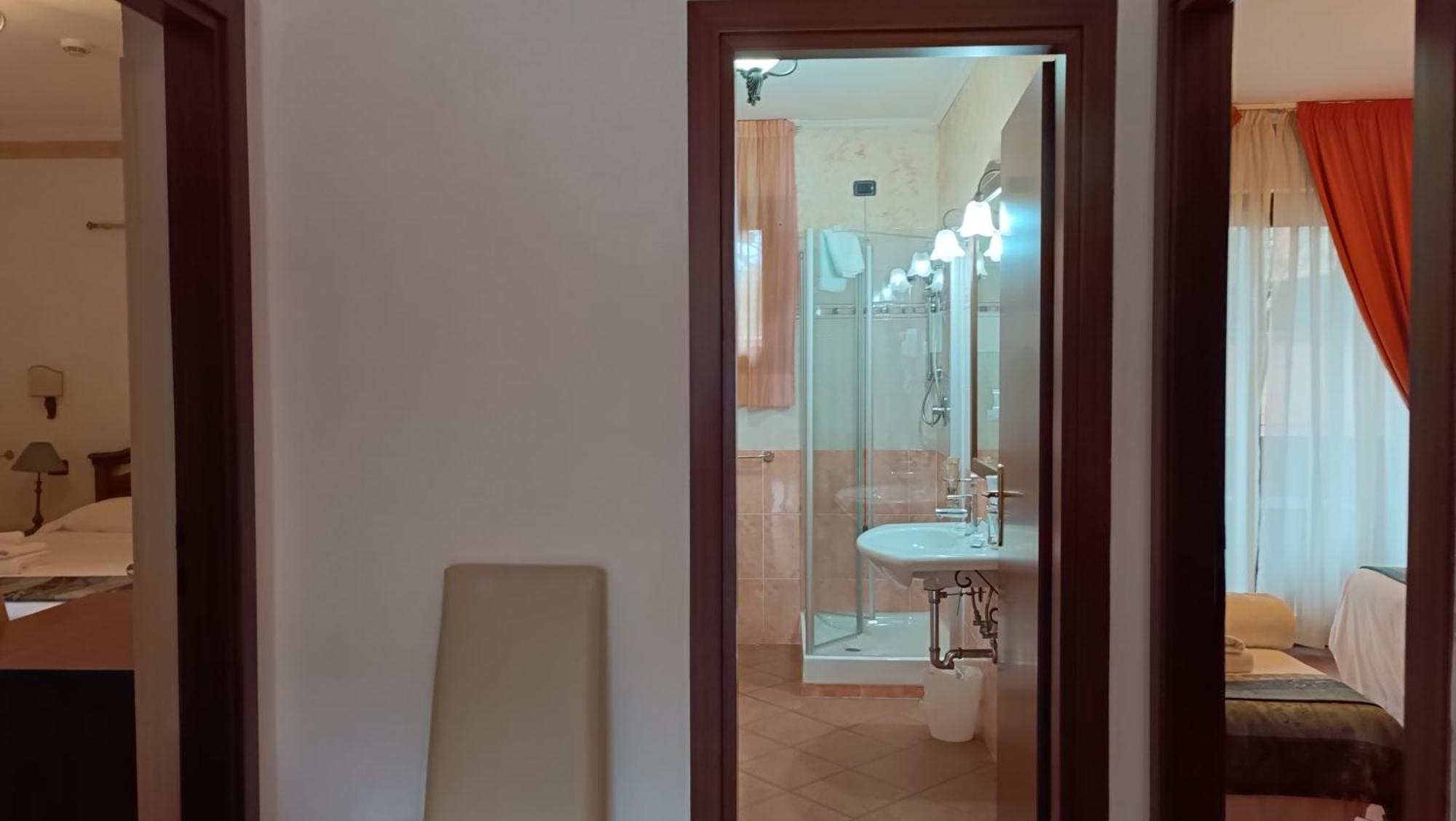 Euro House Inn Airport Ф'юмічіно Екстер'єр фото