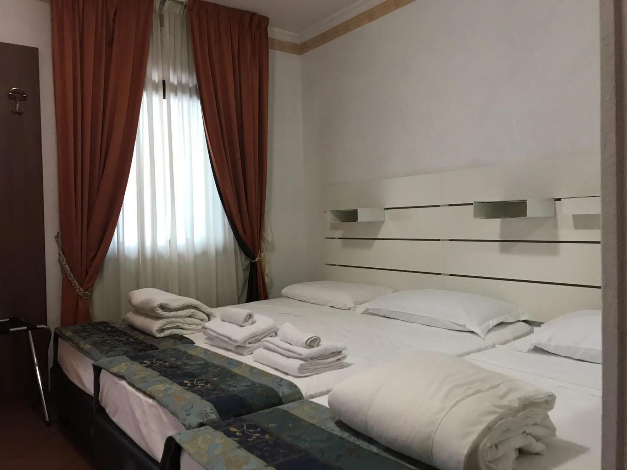 Euro House Inn Airport Ф'юмічіно Екстер'єр фото